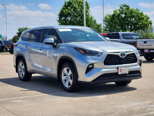 Celestial Silver Metallic 2024 Toyota Highlander LE