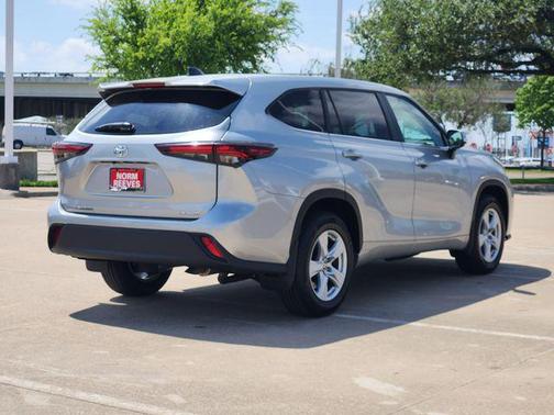 Celestial Silver Metallic 2024 Toyota Highlander LE