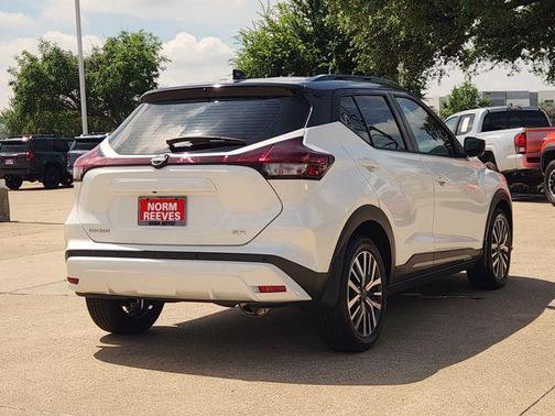 Aspen White Tricoat/Super Black 2023 Nissan Kicks SR