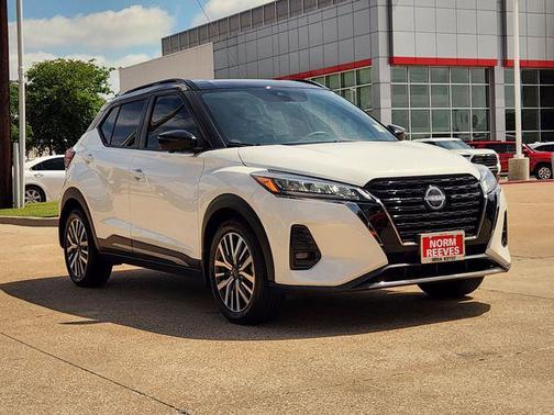 Aspen White Tricoat/Super Black 2023 Nissan Kicks SR