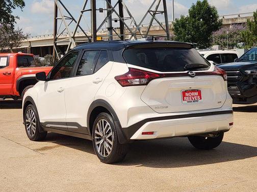 Aspen White Tricoat/Super Black 2023 Nissan Kicks SR