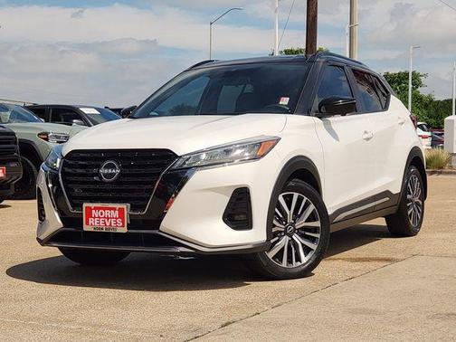 Aspen White Tricoat/Super Black 2023 Nissan Kicks SR