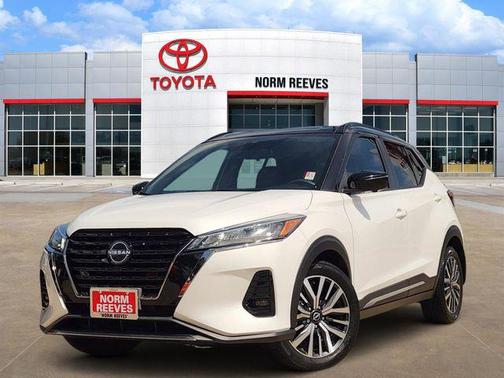 Aspen White Tricoat/Super Black 2023 Nissan Kicks SR