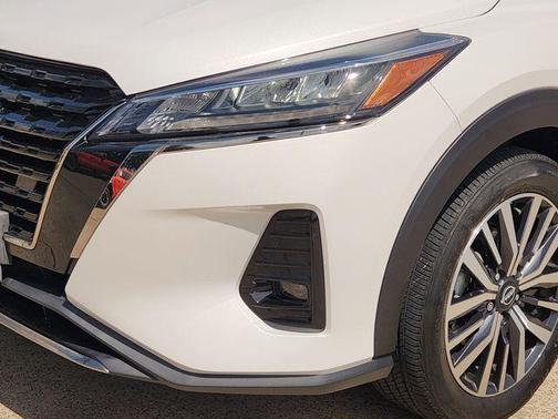 Aspen White Tricoat/Super Black 2023 Nissan Kicks SR