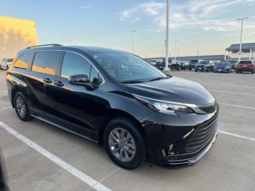 Midnight Black Metallic 2026 Toyota Sienna LE