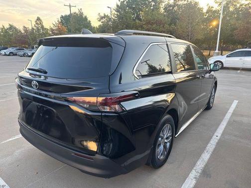 Midnight Black Metallic 2026 Toyota Sienna LE