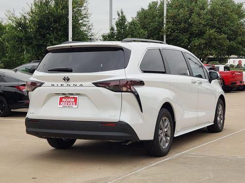 Wind Chill Pearl 2026 Toyota Sienna XLE