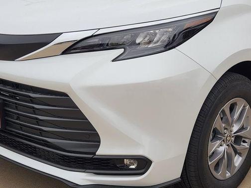 Wind Chill Pearl 2026 Toyota Sienna XLE