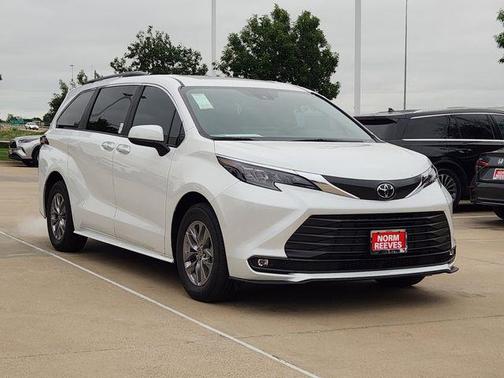 Wind Chill Pearl 2026 Toyota Sienna XLE