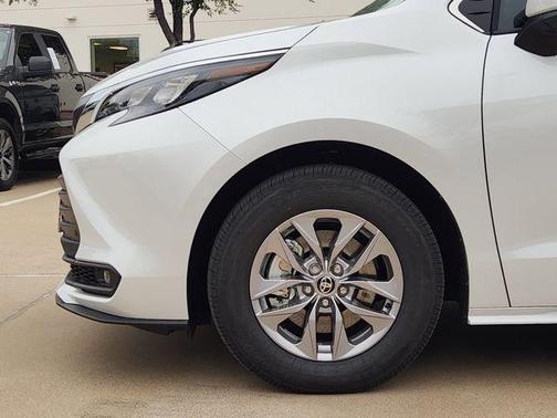 Wind Chill Pearl 2026 Toyota Sienna XLE