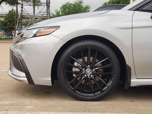 Celestial Silver Metallic/Midnight Black Metallic 2023 Toyota Camry XSE