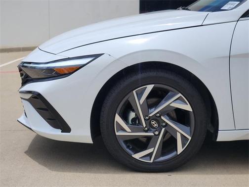 2025 Hyundai ELANTRA SEL