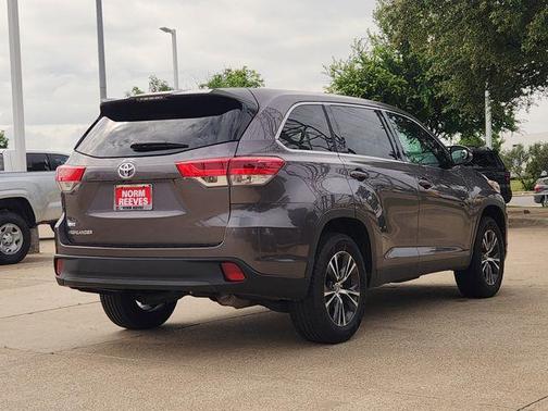 Predawn Gray Mica 2019 Toyota Highlander LE I4