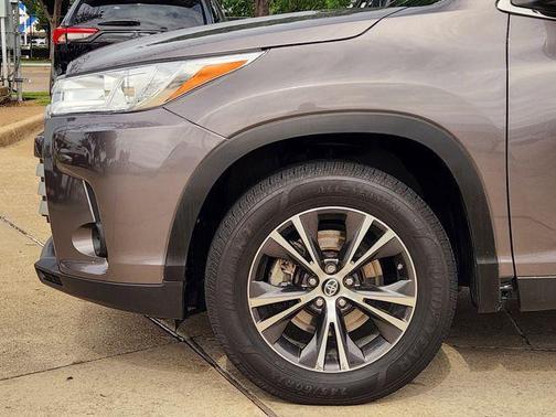 Predawn Gray Mica 2019 Toyota Highlander LE I4