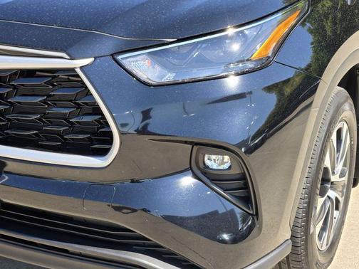 Midnight Black Metallic 2026 Toyota Highlander XLE