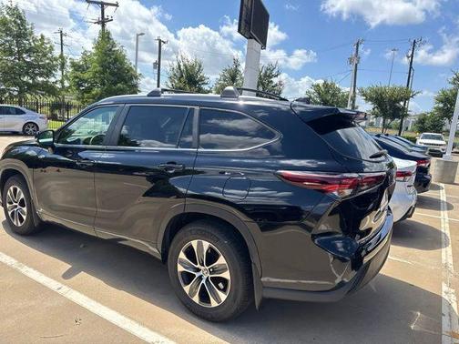 Midnight Black Metallic 2026 Toyota Highlander XLE