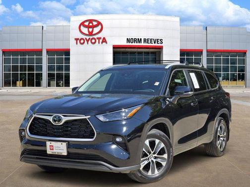 Midnight Black Metallic 2026 Toyota Highlander XLE
