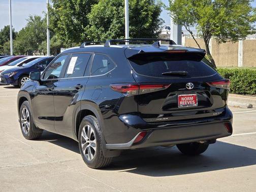 Midnight Black Metallic 2026 Toyota Highlander XLE