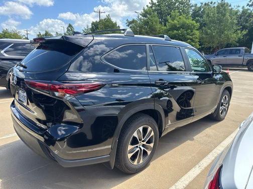 Midnight Black Metallic 2026 Toyota Highlander XLE