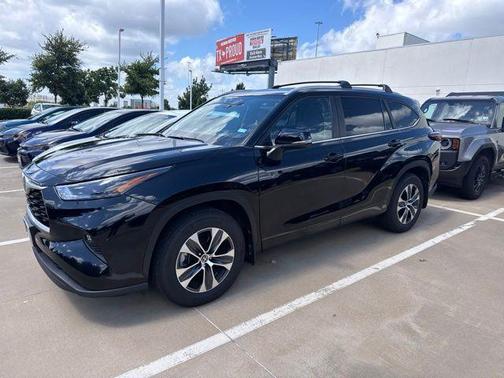 Midnight Black Metallic 2026 Toyota Highlander XLE