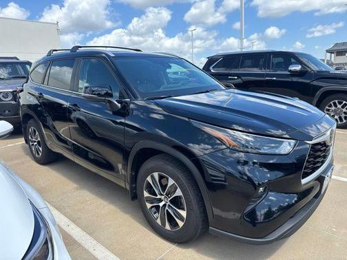 Midnight Black Metallic 2026 Toyota Highlander XLE