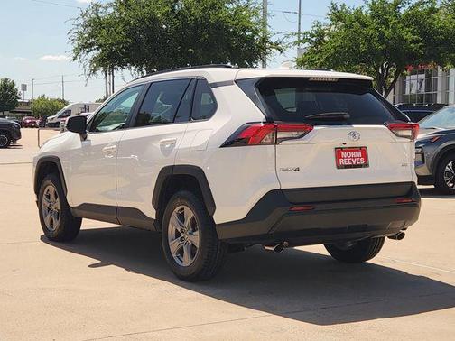 Ice Cap 2024 Toyota RAV4 XLE
