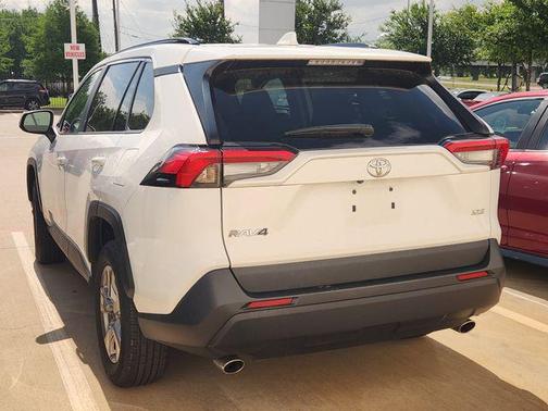 Ice Cap 2024 Toyota RAV4 XLE