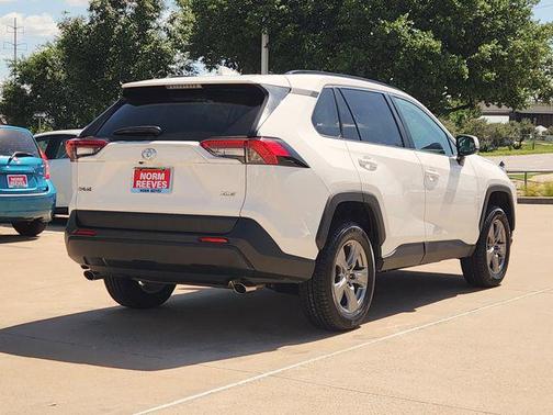 Ice Cap 2024 Toyota RAV4 XLE