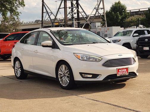 WHITE PLATINUM TRI-COAT 2018 Ford Focus Titanium