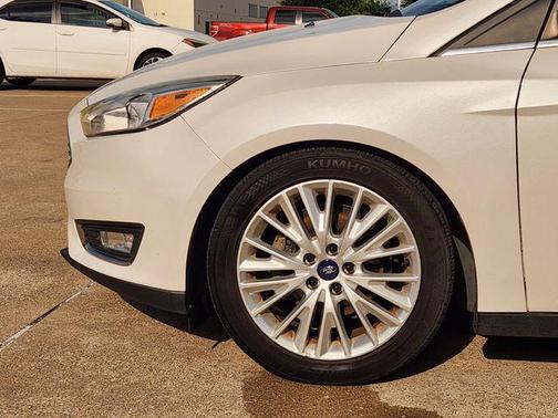 WHITE PLATINUM TRI-COAT 2018 Ford Focus Titanium