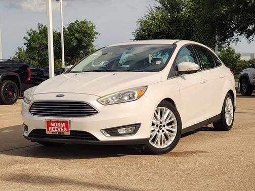 WHITE PLATINUM TRI-COAT 2018 Ford Focus Titanium