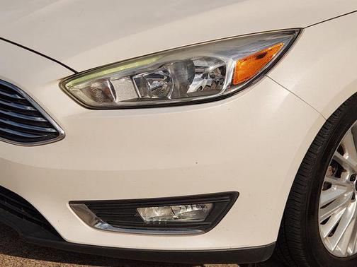 WHITE PLATINUM TRI-COAT 2018 Ford Focus Titanium