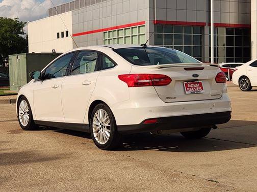 WHITE PLATINUM TRI-COAT 2018 Ford Focus Titanium