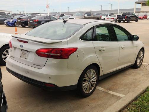 WHITE PLATINUM TRI-COAT 2018 Ford Focus Titanium
