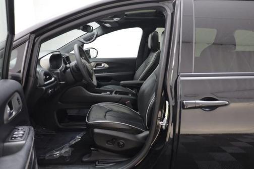 Brilliant Black Crystal Pearlcoat 2023 Chrysler Pacifica Limited