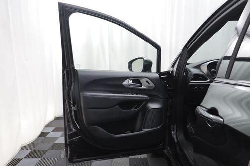 Brilliant Black Crystal Pearlcoat 2023 Chrysler Pacifica Limited