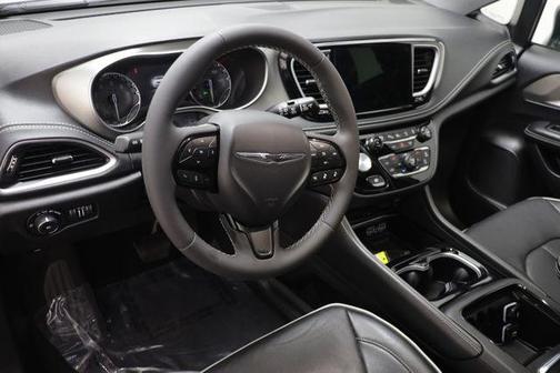 Brilliant Black Crystal Pearlcoat 2023 Chrysler Pacifica Limited