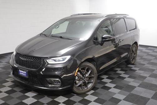 Brilliant Black Crystal Pearlcoat 2023 Chrysler Pacifica Limited