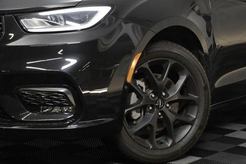 Brilliant Black Crystal Pearlcoat 2023 Chrysler Pacifica Limited