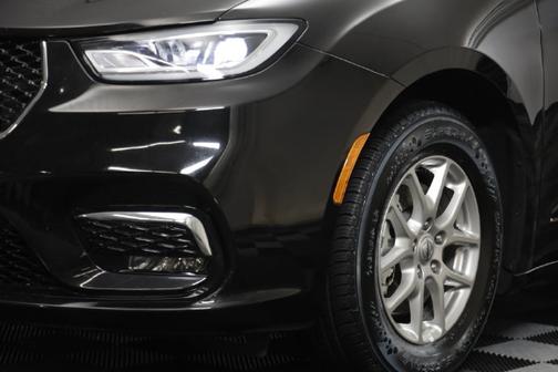 Diamond Black Crystal Pearlcoat 2025 Chrysler Pacifica Select