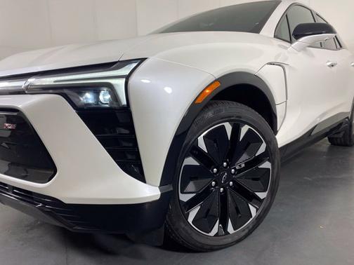 Pearl 2024 Chevrolet Blazer EV RS