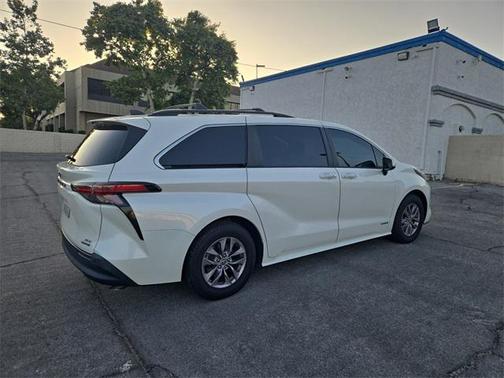2021 Toyota Sienna XLE 8 Passenger
