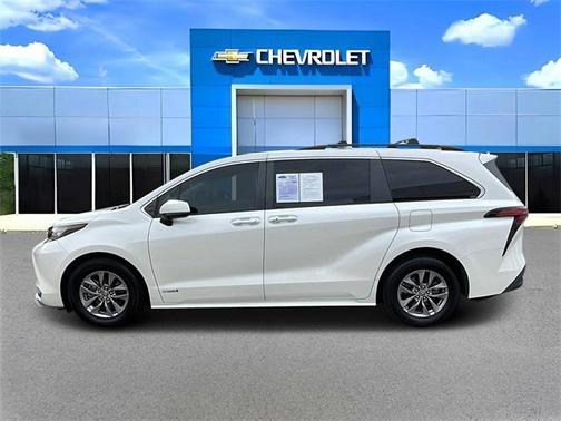 2021 Toyota Sienna XLE 8 Passenger