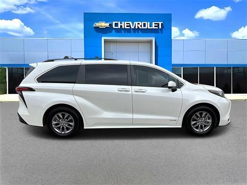 2021 Toyota Sienna XLE 8 Passenger