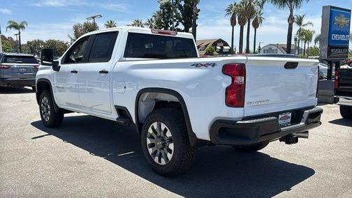 Summit White 2026 Chevrolet Silverado 2500 Custom