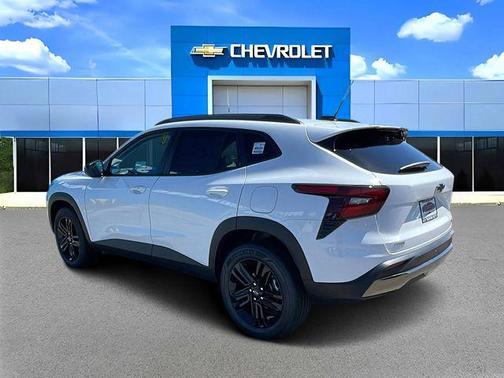 Summit White 2026 Chevrolet Trax FWD ACTIV