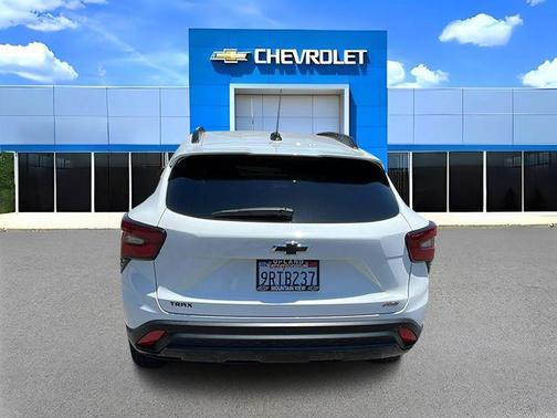 Summit White 2025 Chevrolet Trax FWD 2RS