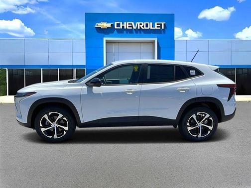 Summit White 2026 Chevrolet Trax FWD 1RS