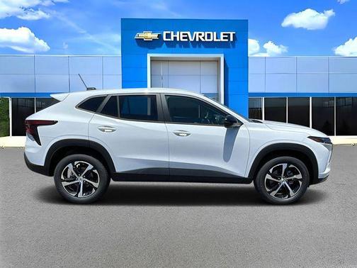 Summit White 2026 Chevrolet Trax FWD 1RS