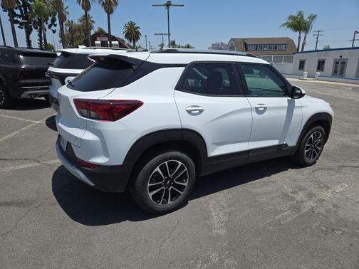 Summit White 2026 Chevrolet Trailblazer LT